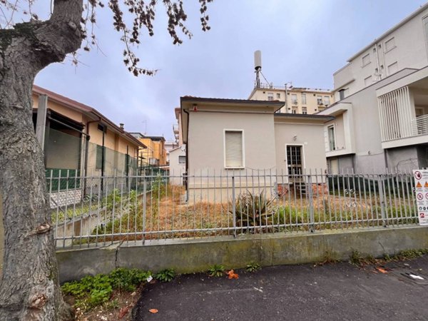 casa indipendente in vendita a Rimini in zona Miramare di Rimini