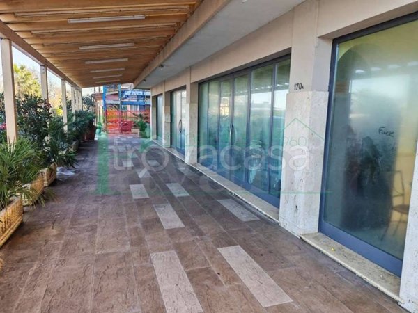 negozio in vendita a Rimini in zona Viserba