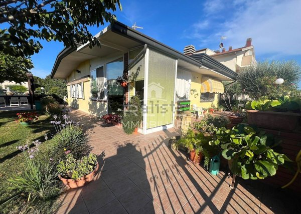 casa indipendente in vendita a Rimini in zona Viserba