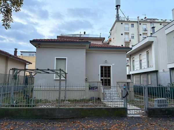 casa indipendente in vendita a Rimini in zona Miramare di Rimini