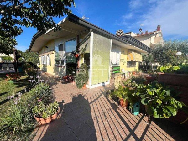 casa indipendente in vendita a Rimini in zona Rivabella