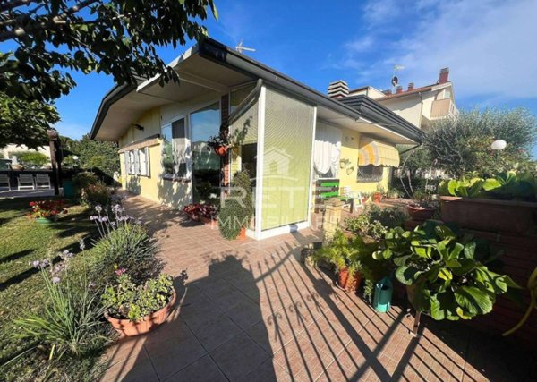casa indipendente in vendita a Rimini in zona Rivabella
