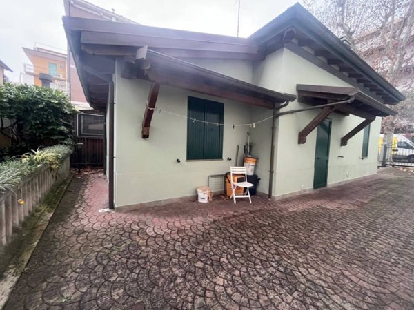 casa indipendente in vendita a Rimini in zona Miramare di Rimini