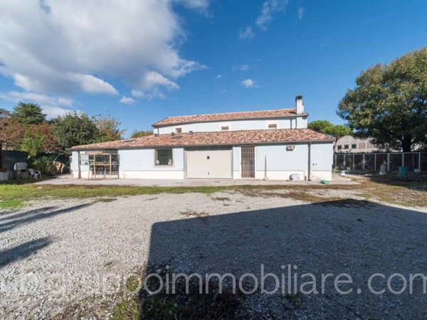 casa indipendente in vendita a Rimini in zona Viserba