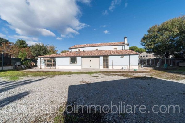 casa indipendente in vendita a Rimini in zona Viserba