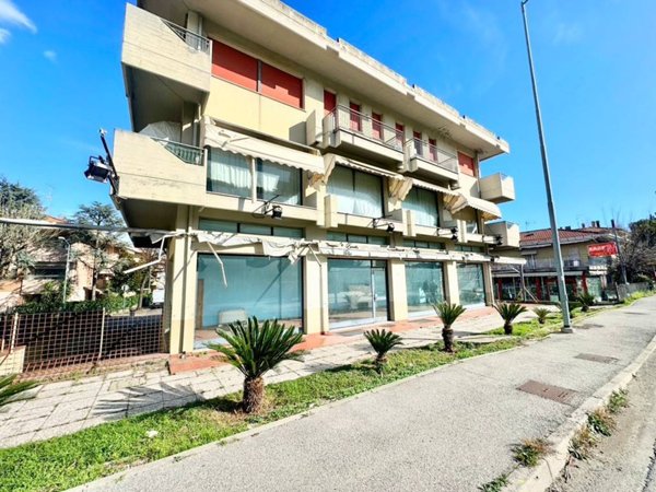 negozio in vendita a Rimini in zona Miramare di Rimini