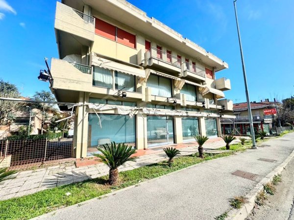 negozio in vendita a Rimini in zona Miramare di Rimini