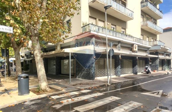 negozio in vendita a Rimini in zona Miramare di Rimini
