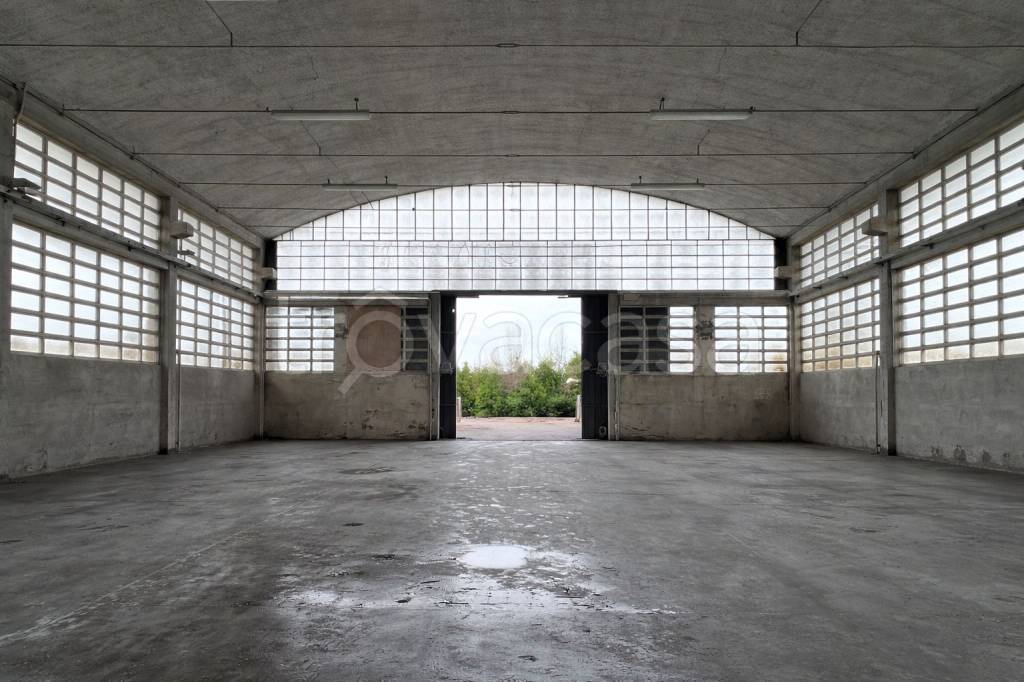 locale commerciale in vendita a Rimini in zona San Lorenzo in Correggiano