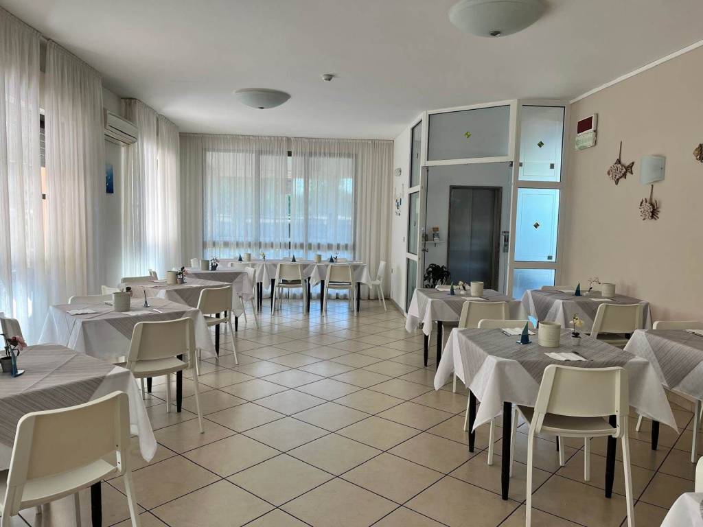 negozio in vendita a Rimini in zona Miramare di Rimini