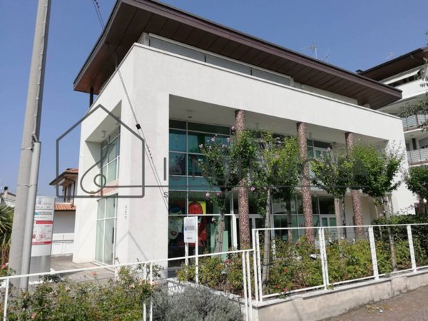 negozio in vendita a Rimini in zona Viserba