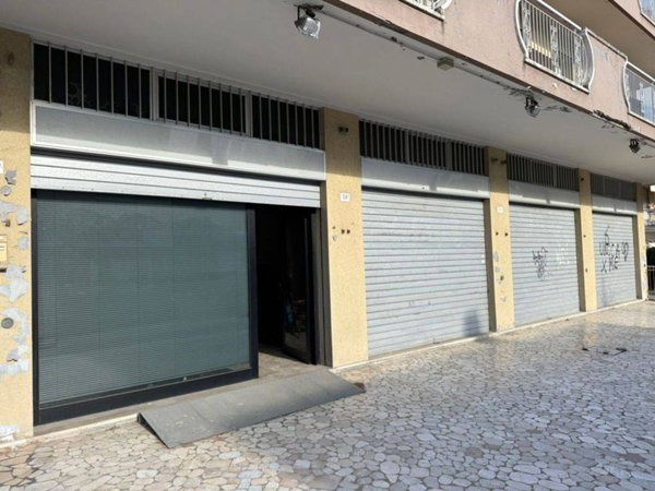 negozio in vendita a Rimini in zona Miramare di Rimini