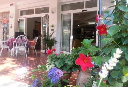 intera palazzina in vendita a Rimini in zona Rivazzurra