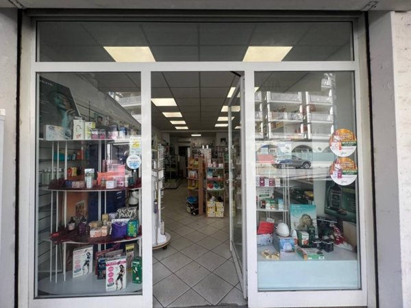 negozio in vendita a Rimini in zona Miramare di Rimini