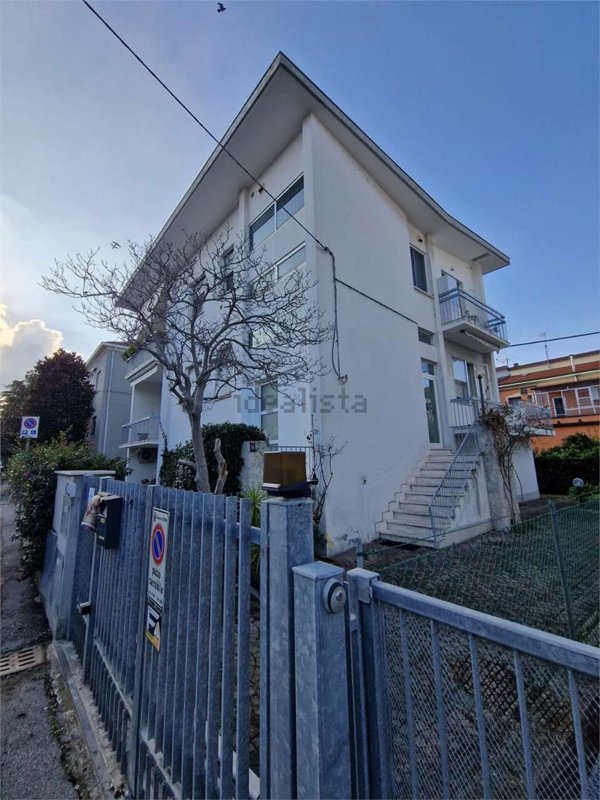 casa indipendente in vendita a Rimini in zona Fiera Vecchia