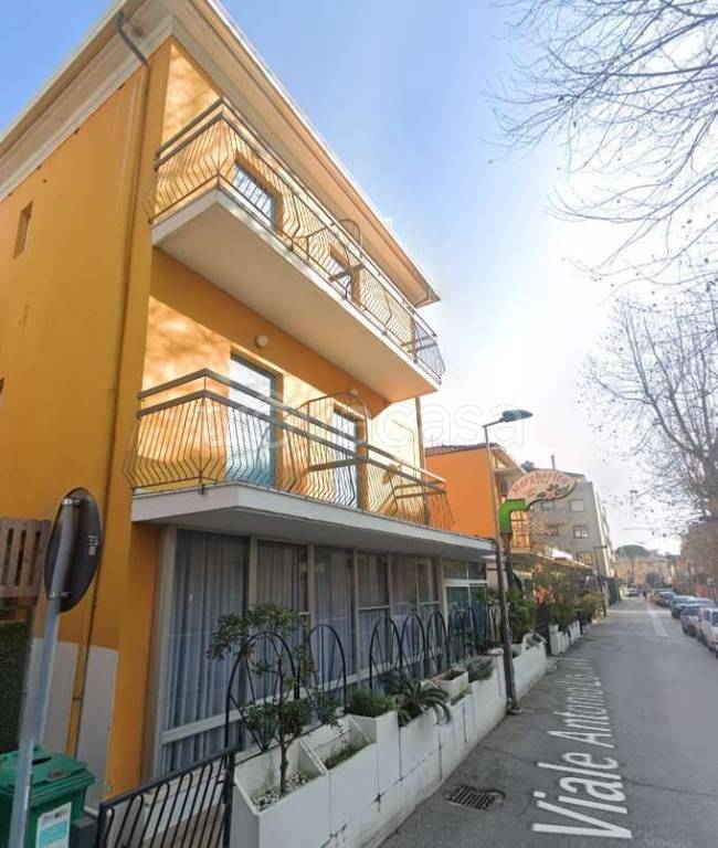 negozio in vendita a Rimini in zona Miramare di Rimini