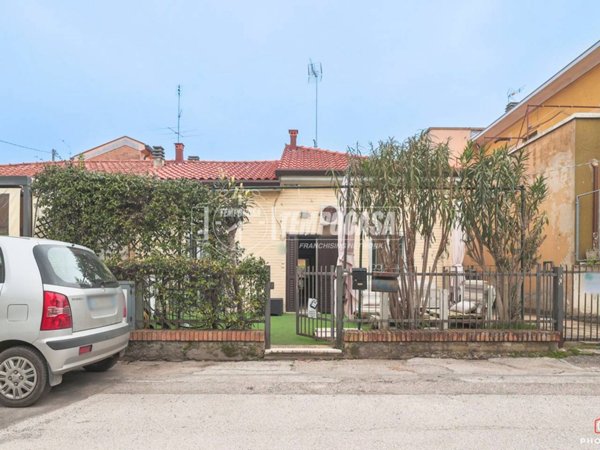 casa indipendente in vendita a Rimini in zona Torre Pedrera