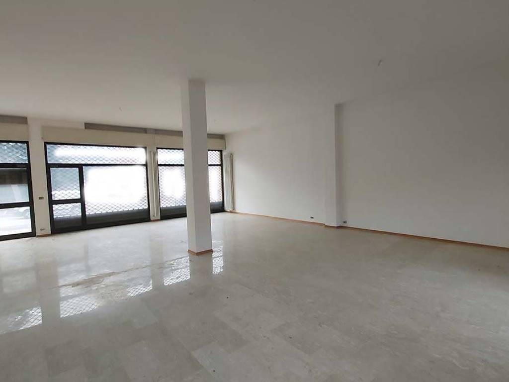 negozio in vendita a Rimini in zona Marecchiese