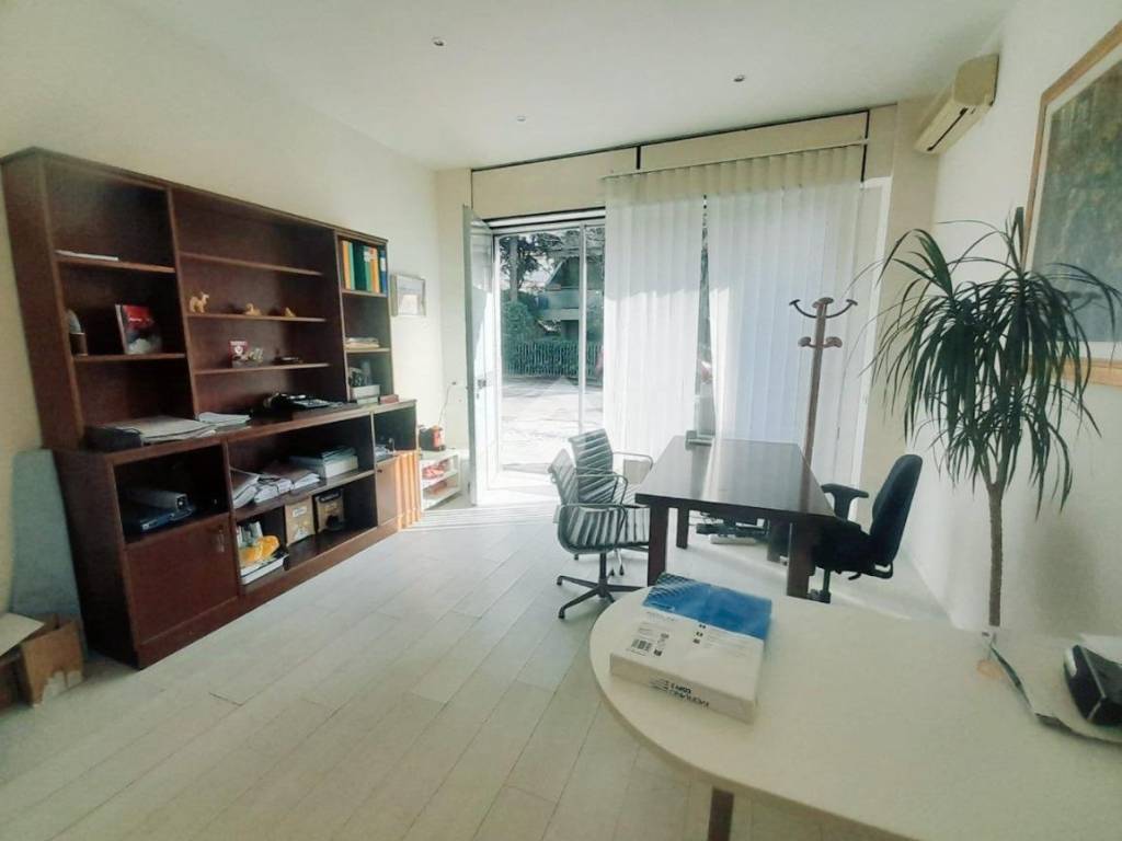 negozio in vendita a Rimini in zona Marina Centro