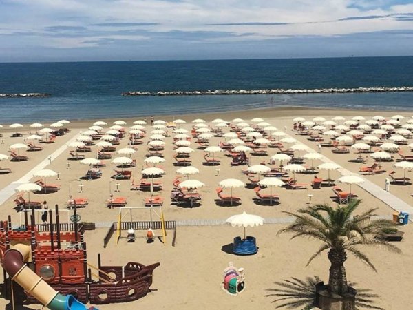 negozio in vendita a Rimini in zona Viserbella