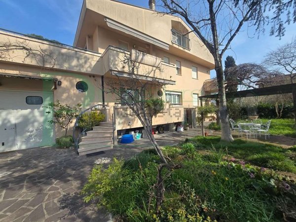casa indipendente in vendita a Rimini in zona Viserba