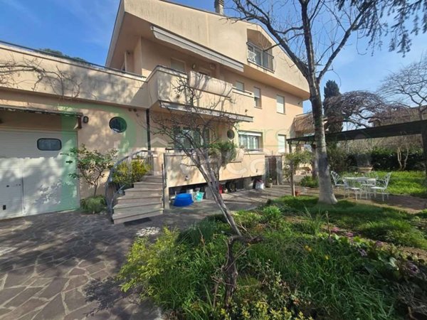 casa indipendente in vendita a Rimini in zona Viserba