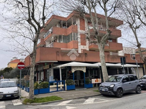 negozio in vendita a Rimini in zona Miramare di Rimini