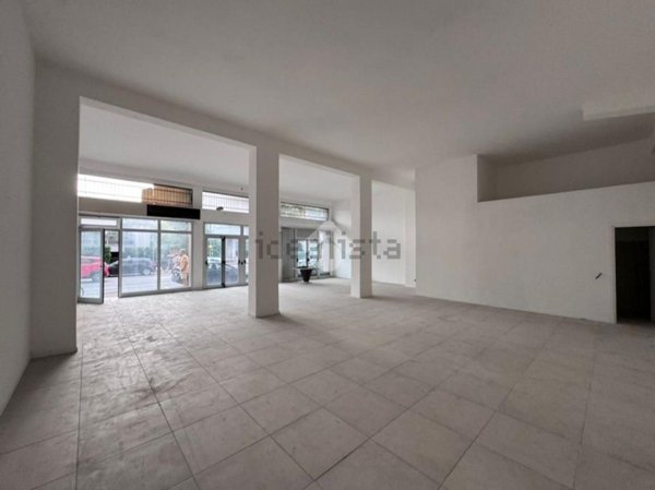 locale commerciale in vendita a Rimini