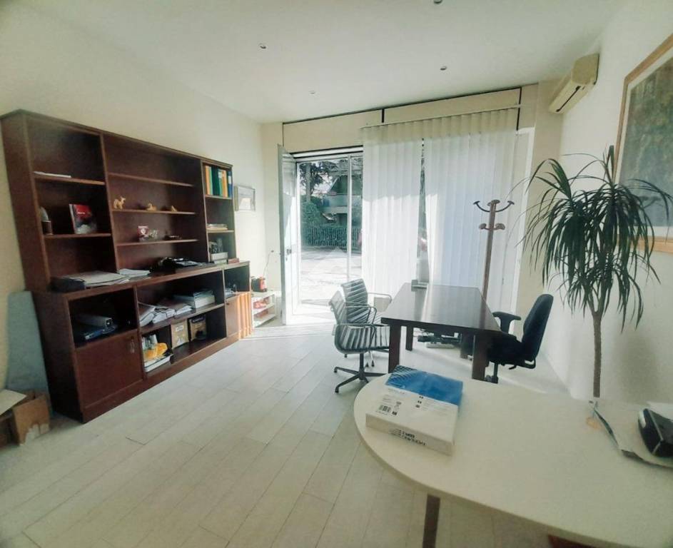 negozio in vendita a Rimini in zona Marina Centro