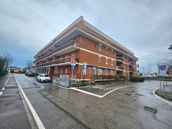 locale commerciale in vendita a Rimini in zona Marina Centro