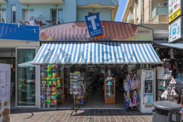 negozio in vendita a Rimini in zona Miramare di Rimini