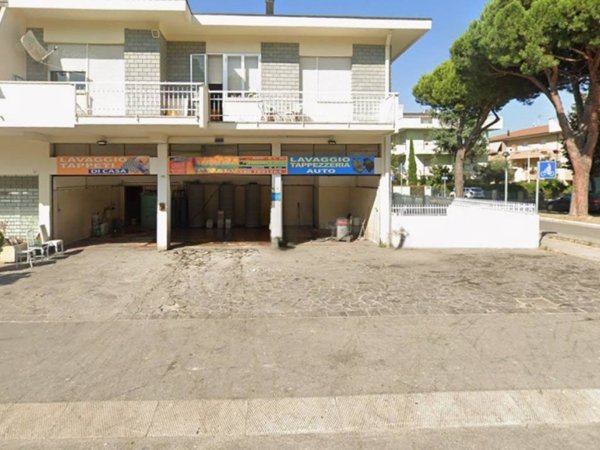 negozio in vendita a Rimini in zona Miramare di Rimini
