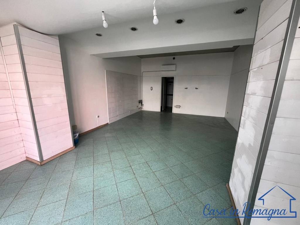 negozio in vendita a Rimini in zona Miramare di Rimini