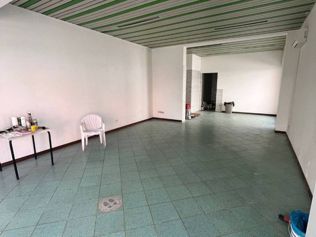 negozio in vendita a Rimini in zona Miramare di Rimini