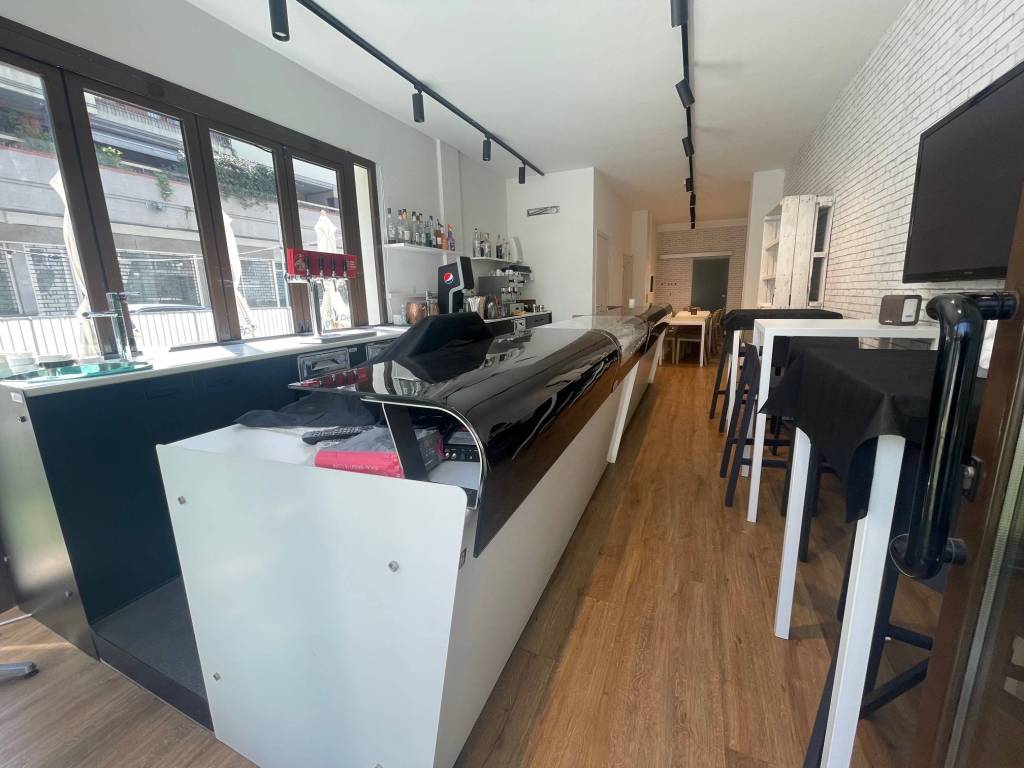 negozio in vendita a Rimini in zona Miramare di Rimini