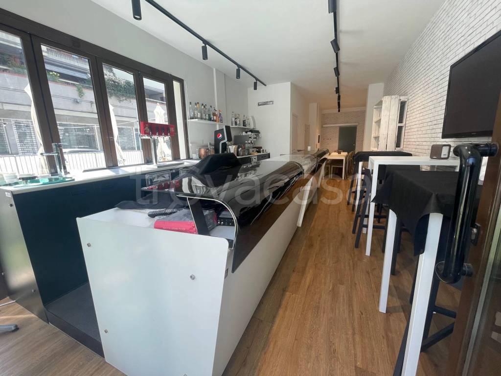 negozio in vendita a Rimini in zona Miramare di Rimini