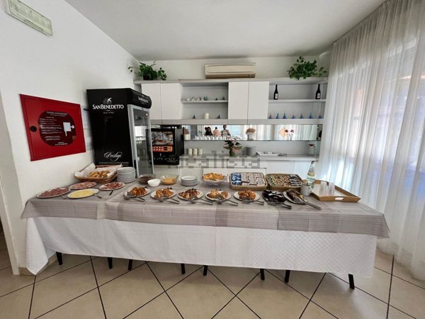 negozio in vendita a Rimini in zona Miramare di Rimini