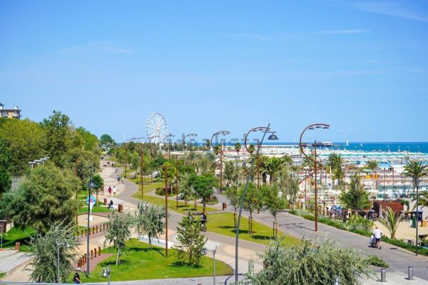 negozio in vendita a Rimini in zona Marina Centro