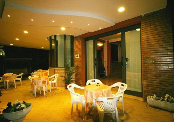 negozio in vendita a Rimini in zona Rivazzurra