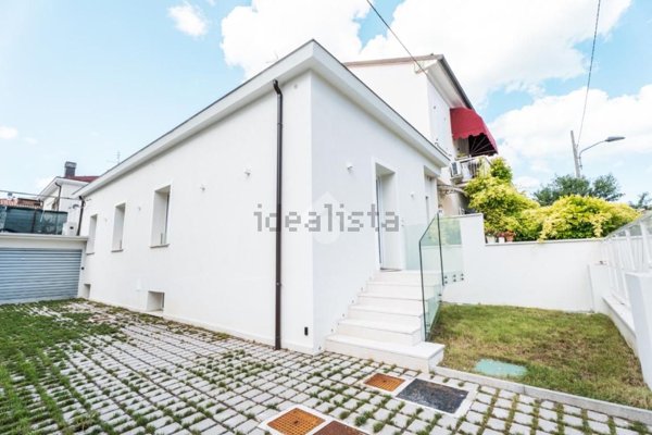 casa indipendente in vendita a Rimini