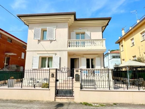 casa indipendente in vendita a Rimini in zona Miramare di Rimini