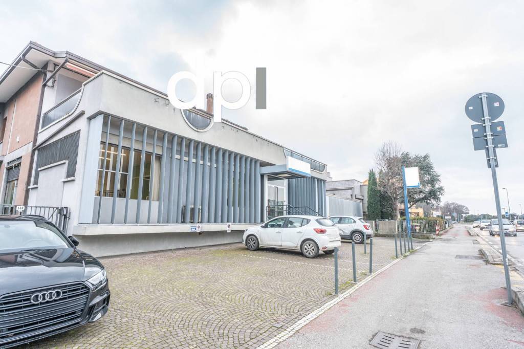 locale commerciale in vendita a Rimini in zona Miramare di Rimini