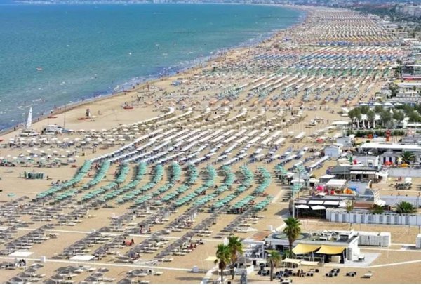 intera palazzina in vendita a Rimini in zona Marina Centro