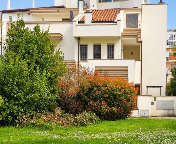 casa indipendente in vendita a Rimini in zona Fiera Vecchia