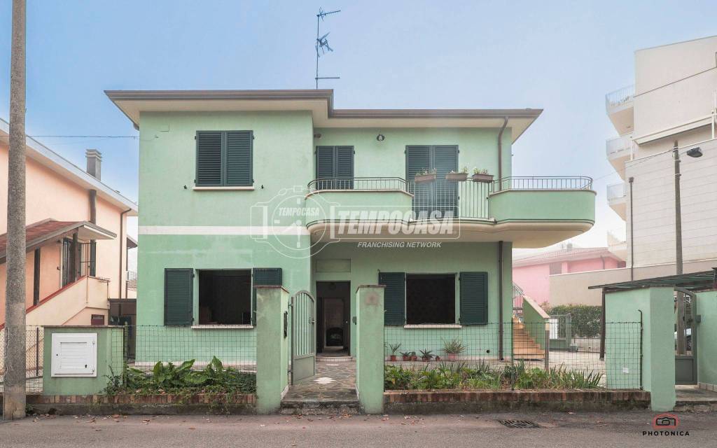 casa indipendente in vendita a Rimini in zona Fiera Vecchia