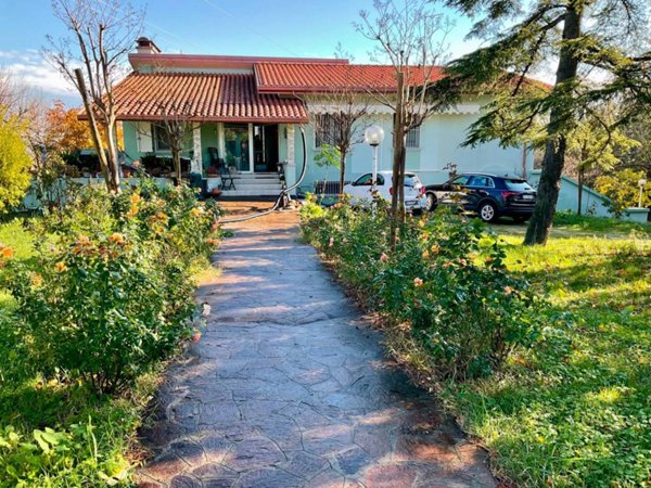 casa indipendente in vendita a Rimini in zona Spadarolo