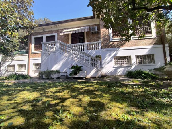 casa indipendente in vendita a Rimini in zona Miramare di Rimini