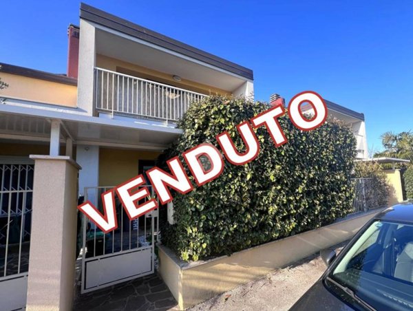 casa indipendente in vendita a Rimini in zona Miramare di Rimini