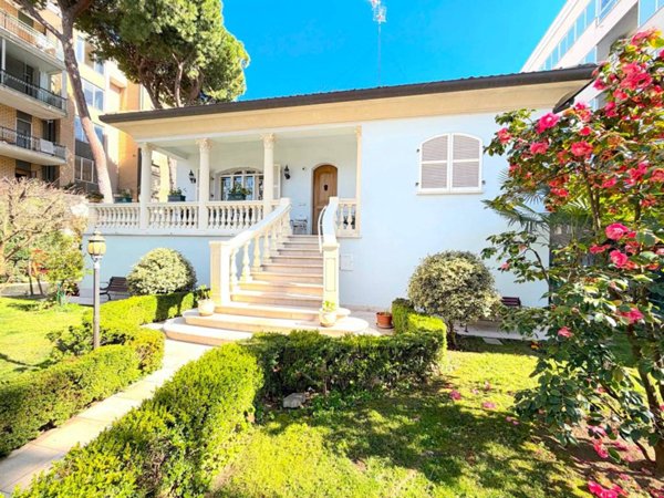 casa indipendente in vendita a Rimini in zona Marina Centro