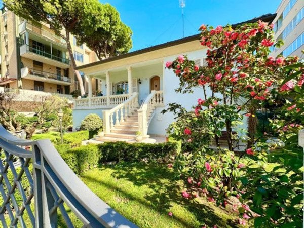 casa indipendente in vendita a Rimini in zona Marina Centro